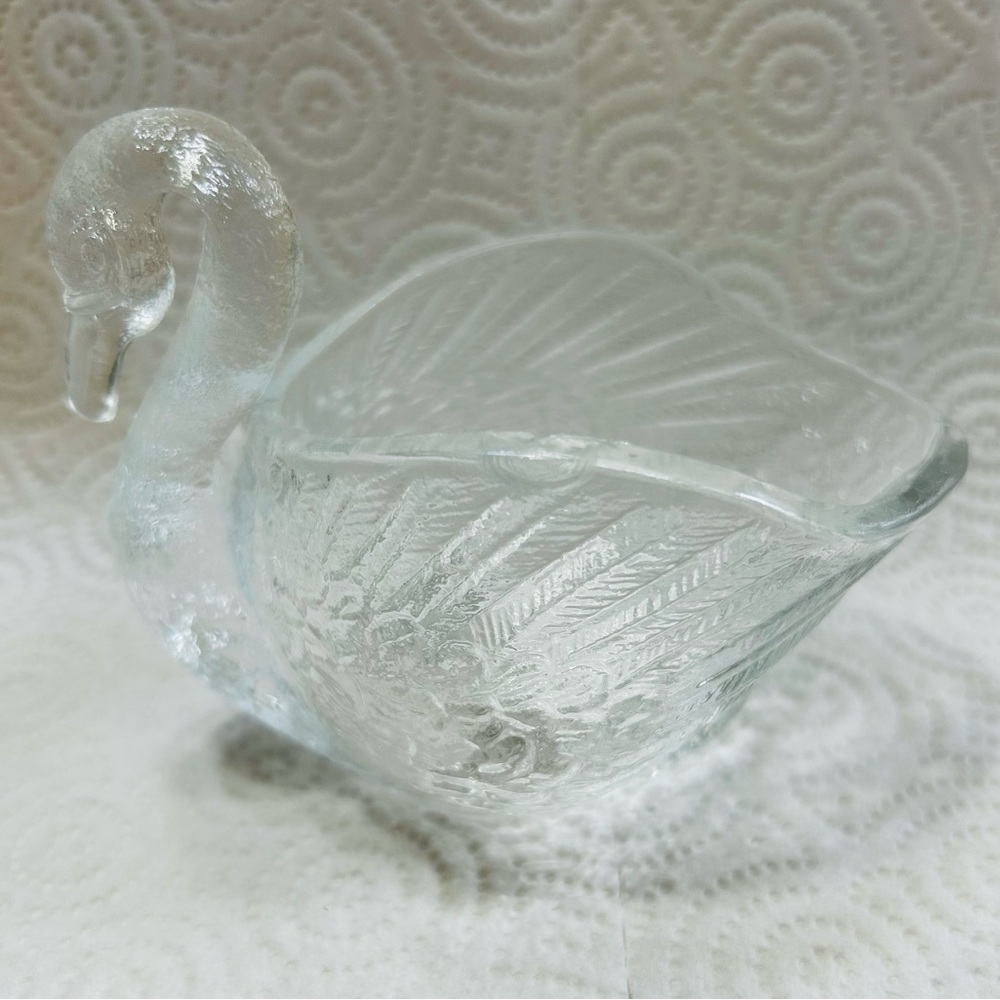 Vintage Indiana glass swan.  Glass is clear & vibrant.